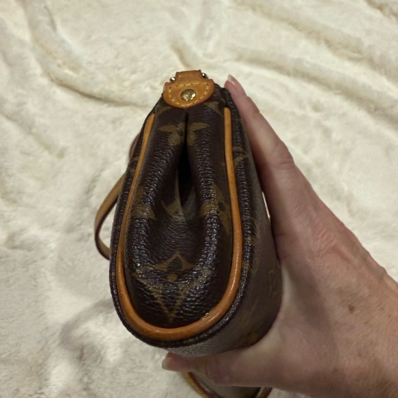 Authentic Louis Vuitton Eva Crossbody Shoulder Bag - Picture 6 of 9